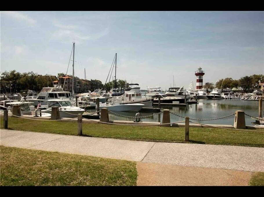 In The Heart Of Harbour Town 2br 2ba Pool Access Close To