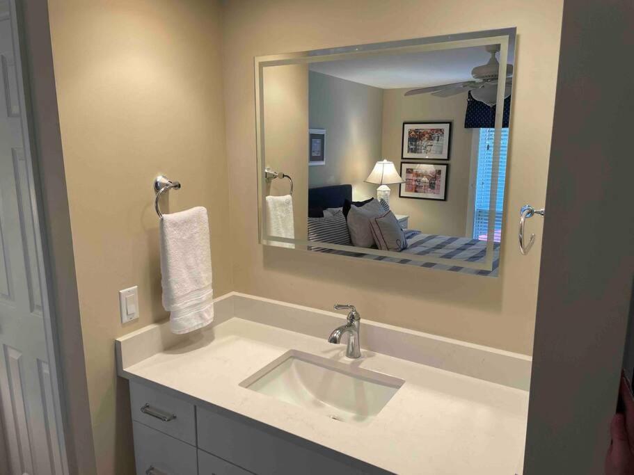 In The Heart Of Harbour Town 2br 2ba Pool Access Close To *