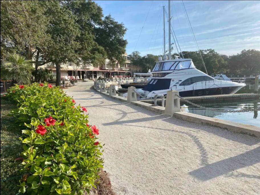 Hébergement de vacances In The Heart Of Harbour Town 2br 2ba Pool Access Close To